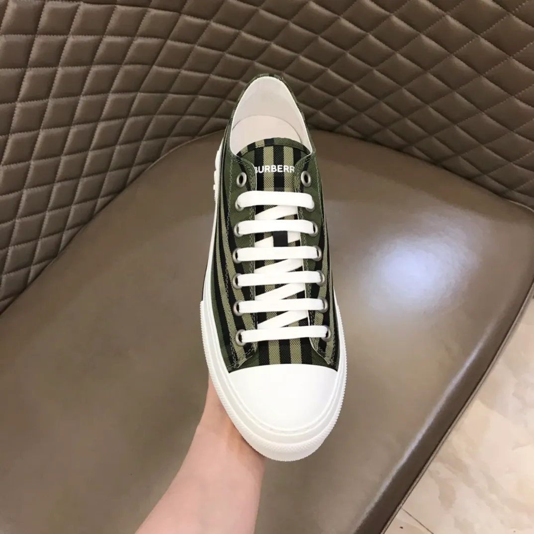 p400 "Burberr*" men's classic low-top sneakers, reinterpreted in Vintage check cotton material and decorated with a new brand logo. First-layer sheepskin lining, embossed Burberry logo on the heel, and original TPU outsole!  Size: 38-44 No. 068